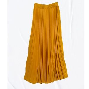 Yellow pleated long skirt